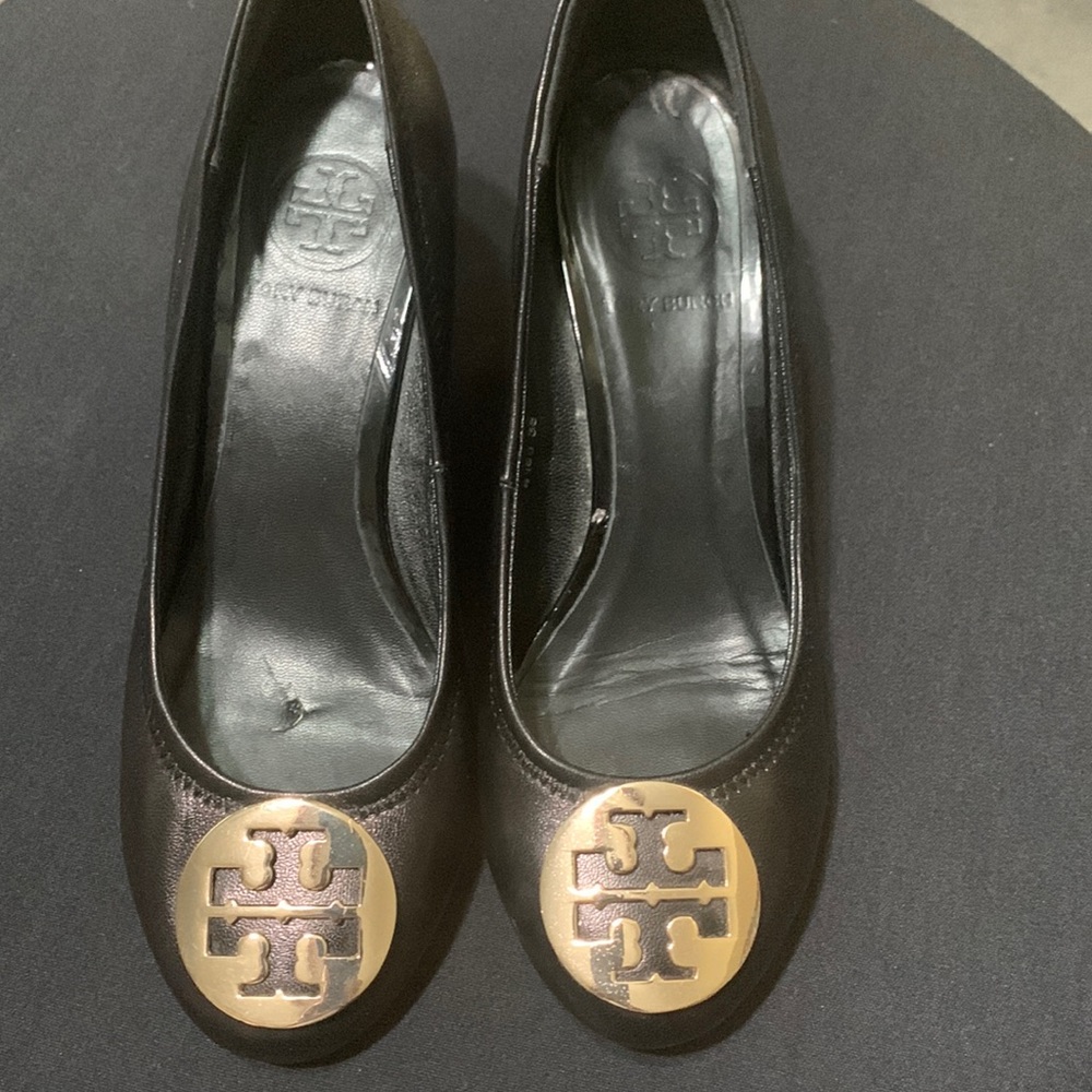 Tory Burch Black 65mm Closed Toe Medallion Leather Wedge Pump (Size:8)(USED)